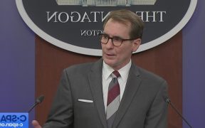 Anggap Remeh Nyawa Warga Sipil, AS Tak Berniat Kirim Tim Investigasi ke Kabul POROS PERLAWANAN - Selama ini, Pemerintahan-pemerintahan AS menjustifikasi invasi ke Afghanistan dengan dalih “melindungi warga negara itu dari terorisme”. Namun Pentagon menunjukkan bahwa ternyata Washington tidak menganggap penting nyawa warga Afghanistan. Dilansir Fars, Jubir Pentagon John Kirby pada Senin 13 September malam mengatakan, AS tidak berencana mengirim inspektur untuk menyelidiki tewasnya warga sipil dalam serangan drone AS ke sekitar bandara Kabul beberapa waktu lalu. Menurut laporan Hill, Kirby ditanya seorang wartawan dalam jumpa pers di Pentagon. Ia menjawab, ”Saat ini, saya tidak melihat opsi ini bisa dilakukan. Kami tidak mengirim inspektur lapangan ke Kabul untuk menyempurnakan evaluasinya.” Kirby mengklaim, CENTCOM masih mengevaluasi hasil-hasil serangan drone AS ke sekitar bandara Kabul. Menurutnya, ia tidak berniat mengeluarkan komentar tentang masalah ini mendahului Tentara AS. Jubir Pentagon kembali menjustfikasi serangan ke dekat bandara Kabul, yang menewaskan sedikitnya 10 warga sipil Afghanistan. Serangan itu, ujarnya, dilakukan untuk “mencegah serangan ke bandara dalam waktu dekat”. Pada 29 Agustus, Otoritas Taliban mengumumkan bahwa sebuah drone AS menyerang sebuah rumah di kawasan Khaja Bughara di Kabul. Sebanyak 10 anggota keluarga tewas akibat serangan itu. Sebelum ini, Jubir Gedung Putih Jennifer Psaki juga mencoba menjustifikasi kejahatan AS di Kabul itu. Ia mengklaim, kerusakan besar di sekitar TKP diakibatkan bahan peledak dalam kendaraan yang diserang drone AS. New York Times dalam laporannya mengungkapkan, serangan drone AS di dekat bandara Kabul tidak menyasar target milik ISIS-K. Serangan yang dilakukan menjelang hengkangnya AS dari Afghanistan itu justru menargetkan kendaraan seorang pekerja kemanusiaan dan anak-anaknya. Wawancara dan klip-klip yang dihimpun New York Times menunjukkan, serangan drone Reaper AS ke sebuah sedan pada 29 Agustus menewaskan Zemari Ahmadi, seorang pekerja kemanusiaan yang tak ada kaitannya dengan ISIS-K.