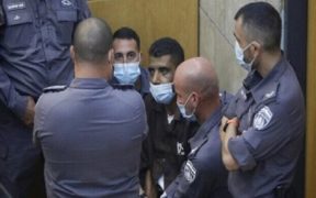 Kondisi Tahanan Palestina Kritis, Warga Revolusioner Jenin Siap Siaga POROS PERLAWANAN - Klub Tawanan Palestina pada Senin 13 September malam meminta Komite Internasional Palang Merah dan lembaga-lembaga HAM untuk mencari informasi soal nasib 4 pelarian dari Penjara Gilboa yang tertangkap kembali. Dikutip Fars dari PalToday, Klub Tawanan Palestina dalam statemennya menyatakan, ”Kebijakan Rezim Penjajah adalah menyembunyikan informasi dan tempat penahanan 4 tawanan Palestina, juga melarang mereka menemui pengacara. Tersiarnya kabar bahwa Zakaria al-Zubaidi dilarikan ke RS hingga 2 kali telah meningkatkan kekhawatiran soal nasib para tawanan ini.” Al-Zubaidi (46 tahun) adalah mantan Komandan Brigade Syuhada al-Aqsa (sayap militer Fatah). Dia dipenjara Israel sejak tahun 2019. Dia salah satu dari 6 tahanan Palestina yang kabur dari Penjara Gilboa. Namun dia dan 3 tahanan lain kembali tertangkap. Klub Tawanan menyinggung reputasi kelam para interogator Israel dalam menyiksa tahanan Palestina. Klub Tawanan mengatakan, ”Pengadilan Israel berperan dalam penyiksaan tawanan karena telah memperpanjang masa penahanan. Pengadilan juga menolak permohonan pengacara untuk mencabut larangan bertemu.” Media-media melaporkan, ratusan warga Palestina berkumpul di depan rumah sakit, menyusul tersiarnya rumor dan sebuah klip video yang menunjukkan al-Zubaidi dibawa ke salah satu rumah sakit di Jenin. Di lain pihak, Kanal 12 Israel mengumumkan, Kantor Urusan Penjara Israel menyatakan bahwa al-Zubaidi masih menjalani interogasi dan tidak dibawa ke rumah sakit. Padahal sebelum ini, Kanal 12 memberitakan bahwa al-Zubaidi telah dilarikan ke rumah sakit hingga 2 kali sejak ia tertangkap kembali. Pada Sabtu malam lalu, seiring terbetiknya kabar bahwa kondisi al-Zubaidi kritis, warga turun ke jalanan dan meneriakkan slogan anti-Zionis. Para pejuang Palestina di Jenin pun dalam keadaan siap siaga. Sejumlah pemuda Jenin bergerak menuju pos pemeriksaan dan berhadapan dengan aparat keamanan Israel.