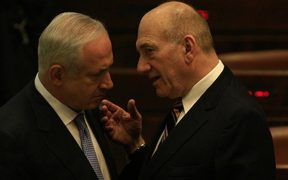 Orang-orang Zionis Saling Serang, Olmert Tuding Netanyahu Penyebab AS Keluar dari JCPOA