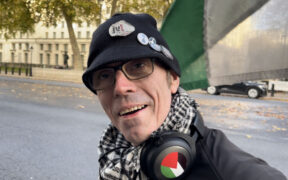 Protes Kejahatan Israel, Warga Inggris Bersepeda di Jantung London Kibarkan Bendera Palestina