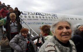 Orang-orang Zionis Berusaha Kabur dari Israel sebelum Kabinet Netanyahu Dibentuk