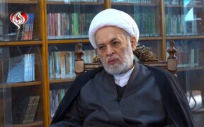 Al-Shaghir Ungkap Peran Besar Syahid Soleimani Kerap Redakan Ketegangan Politik Internal Irak POROS PERLAWANAN - Dalam wawancara dengan al-Alam tentang kepribadian Syahid Qassem Soleimani, Ketua Dewan Tinggi Islam Irak, Jalaludin al-Shaghir mengatakan, ”Ia sangat mencintai misi yang dilakukannya. Saya melihat banyak orang Irak, tapi mereka tidak bekerja untuk Irak seperti yang dilakukan Syahid Soleimani. Syahid Soleimani dan Syahid Abu Mahdi adalah orang-orang spesial. Bukan hal mudah bagi kita untuk kembali menyaksikan orang-orang seperti mereka.” “Syahid Soleimani selalu mondar-mandir di front-front pertempuran. Tiap kali ada kesempatan, ia selalu mengunjungi berbagai provinsi secara diam-diam dan tanpa pemberitahuan sebelumnya. Dia gemar melihat langsung problem yang dihadapi masyarakat, untuk kemudian ia sampaikan kepada pihak berwenang,” tutur al-Shaghir. “Ia memiliki keistimewaan dibandingkan para politisi. Syahid Soleimani menjalin hubungan dengan semua faksi politik tanpa terkecuali. Ia bahkan bertemu dan berdialog dengan orang-orang yang menghinanya. Ia berusaha mencapai sebuah logika gabungan dengan mereka. Ia selalu berkata, ’Nilai setiap orang ditentukan oleh logikanya. Jika kita tidak duduk bersama orang-orang lain dan tidak tahu apa pemikiran mereka, serta mereka juga tidak tahu pemikiran kita, kita tidak bisa mendapatkan titik persamaan untuk mengatasi masalah’.” “Syahid Soleimani berperan sangat besar dalam meredakan ketegangan politik. Jasanya dalam hal ini tidak lebih sedikit dari jasanya di medan-medan perang, sebab dalam banyak kasus ia berhasil mencegah terjadinya konfrontasi internal di Irak. Jelas bahwa ia memiliki pandangan positif atau negatif terkait para tokoh politik Irak. Namun ia hanya ingin mengatasi masalah rakyat tanpa memperhatikan pandangan pribadinya. Ia selalu menekankan, ’Rakyat lebih penting. Tidak masalah jika ini dan itu pergi. Yang terpenting adalah rakyat terbebas dari masalah-masalah utama mereka’.” “Ia kerap berkata bahwa masyarakat tidak tahu esensi perang, sebab mereka tidak mengalaminya dari dekat. Mereka tidak tahu besarnya kerugian yang ditimbulkan perang saudara, konflik pribadi, atau hal-hal semacamnya kepada negara. Kadang kala, partai-partai politik yang bertikai satu sama lain, tidak senang melihat hubungan Hajj Qassem dengan politisi ini atau partai itu. Namun dia selalu mengingatkan bahaya perang saudara dan penyalahgunaan musuh darinya,” tegas al-Shaghir.