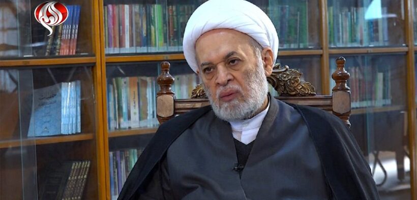 Al-Shaghir Ungkap Peran Besar Syahid Soleimani Kerap Redakan Ketegangan Politik Internal Irak POROS PERLAWANAN - Dalam wawancara dengan al-Alam tentang kepribadian Syahid Qassem Soleimani, Ketua Dewan Tinggi Islam Irak, Jalaludin al-Shaghir mengatakan, ”Ia sangat mencintai misi yang dilakukannya. Saya melihat banyak orang Irak, tapi mereka tidak bekerja untuk Irak seperti yang dilakukan Syahid Soleimani. Syahid Soleimani dan Syahid Abu Mahdi adalah orang-orang spesial. Bukan hal mudah bagi kita untuk kembali menyaksikan orang-orang seperti mereka.” “Syahid Soleimani selalu mondar-mandir di front-front pertempuran. Tiap kali ada kesempatan, ia selalu mengunjungi berbagai provinsi secara diam-diam dan tanpa pemberitahuan sebelumnya. Dia gemar melihat langsung problem yang dihadapi masyarakat, untuk kemudian ia sampaikan kepada pihak berwenang,” tutur al-Shaghir. “Ia memiliki keistimewaan dibandingkan para politisi. Syahid Soleimani menjalin hubungan dengan semua faksi politik tanpa terkecuali. Ia bahkan bertemu dan berdialog dengan orang-orang yang menghinanya. Ia berusaha mencapai sebuah logika gabungan dengan mereka. Ia selalu berkata, ’Nilai setiap orang ditentukan oleh logikanya. Jika kita tidak duduk bersama orang-orang lain dan tidak tahu apa pemikiran mereka, serta mereka juga tidak tahu pemikiran kita, kita tidak bisa mendapatkan titik persamaan untuk mengatasi masalah’.” “Syahid Soleimani berperan sangat besar dalam meredakan ketegangan politik. Jasanya dalam hal ini tidak lebih sedikit dari jasanya di medan-medan perang, sebab dalam banyak kasus ia berhasil mencegah terjadinya konfrontasi internal di Irak. Jelas bahwa ia memiliki pandangan positif atau negatif terkait para tokoh politik Irak. Namun ia hanya ingin mengatasi masalah rakyat tanpa memperhatikan pandangan pribadinya. Ia selalu menekankan, ’Rakyat lebih penting. Tidak masalah jika ini dan itu pergi. Yang terpenting adalah rakyat terbebas dari masalah-masalah utama mereka’.” “Ia kerap berkata bahwa masyarakat tidak tahu esensi perang, sebab mereka tidak mengalaminya dari dekat. Mereka tidak tahu besarnya kerugian yang ditimbulkan perang saudara, konflik pribadi, atau hal-hal semacamnya kepada negara. Kadang kala, partai-partai politik yang bertikai satu sama lain, tidak senang melihat hubungan Hajj Qassem dengan politisi ini atau partai itu. Namun dia selalu mengingatkan bahaya perang saudara dan penyalahgunaan musuh darinya,” tegas al-Shaghir.