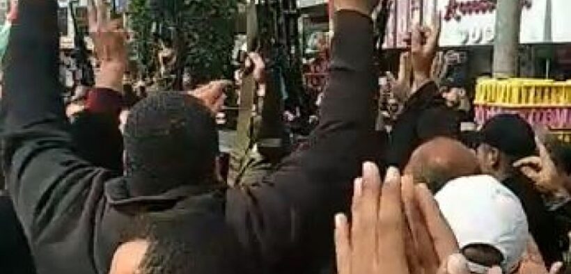 Bagi-bagi Kue Ekspresikan Suka Cita, Warga Palestina Dukung Pembalasan dan Operasi Anti-Zionis Kedua di Quds