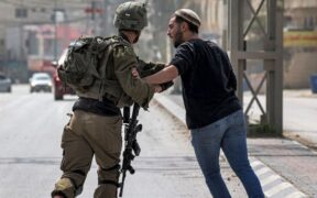 Bentrok Antarzionis: Para Pemukim Serang Tentara Israel