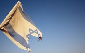 [Video] Saat Seekor Gagak Turunkan Bendera Israel