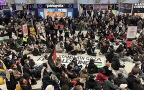 Kutuk Kejahatan Israel, Pendukung Palestina ‘Duduki’ Stasiun Metro London
