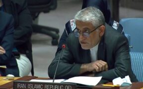 Iran Tegaskan Tak Pernah Campur Tangan dalam Serangan atas Militer AS POROS PERLAWANAN-Dilansir Fars, Republik Islam Iran menanggapi klaim-klaim tak berdasar Washington terkait keterlibatan Teheran dalam serangan ke pasukan AS. Wakil Tetap Iran di PBB, Amirsaeed Iravani menulis surat kepada Ketua Dewan Keamanan dan Sekjen PBB. Surat itu juga menyinggung surat-surat Iran sebelum ini, termasuk surat bertanggal 20 November 2023. “Saya ingin dengan tegas menolak berlanjutnya klaim-klaim tak berdasar atas Republik Islam Iran dalam surat Wakil AS bertanggal 28 November 2023,” tulis Iravani. “Sehubungan dengan ini, saya kembali menegaskan bahwa Republik Islam Iran tidak pernah campur tangan dalam tindakan atau serangan mana pun terhadap pasukan militer AS.” “Republik Islam Iran menganggap klaim-klaim tak berdasar ini sebagai upaya sengaja dari AS, selaku negara agresor, demi menjustifikasi dan menihilkan kesan kejahatan dari agresinya serta pelanggaran serius hukum internasional dan Piagam PBB yang dilakukannya di Suriah dan Kawasan.” Dalam jumpa pers beberapa waktu lalu, Jubir Kemenlu Iran Naser Kanani ditanya tentang klaim CENTCOM soal keterlibatan Teheran dalam serangan Ansharullah ke kapal-kapal Israel. Ia mengatakan,”Kami memandang CENTCOM sebagai pasukan teroris. Keberadaan pasukan teroris CENTCOM menyebabkan ketidakamanan dan menciptakan instabilitas bagi negara-negara di Kawasan. Klaim tanpa bukti mereka tidak layak untuk dites kebenarannya. Dari sudut pandang Iran, klaim-klaim ini tidak berharga untuk ditanggapi.” “Kami percaya bahwa AS saat ini bukan dalam posisi moral untuk menuding pihak-pihak sebagai perusak stabilitas di Kawasan. AS adalah salah satu pihak dalam perang di Kawasan dan bertanggung jawab atas pembantaian rakyat Palestina yang telah berlangsung selama 2 bulan. AS tidak dalam posisi moral untuk mengumbar klaim-klaim kosong, baik terhadap Pemerintah-pemerintah atau faksi-faksi Perlawanan di Kawasan.” Iran sudah berulang kali mengumumkan, faksi-faksi Perlawanan di Kawasan tidak pernah menerima instruksi dari Teheran atau bertindak atas dikte Iran. “Pemerintah AS tidak bisa mengarahkan reaksi negara-negara dan faksi-faksi Perlawanan di Kawasan kepada selain dirinya dengan mengumbar tuduhan kepada ini dan itu. Keberadaan AS di Kawasan mengganggu keamanan. Dukungan total AS terhadap Rezim (Zionis) mengacaukan stabilitas serta keamanan Kawasan,” tandas Kanani.