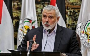 Haniyeh: Gaza Minus Hamas dan Perlawanan adalah Ilusi POROS PERLAWANAN-Ketua Kantor Politik Hamas Ismail Haniyeh pada Rabu malam 13 Desember membahas perkembangan terakhir di Gaza, yang disiarkan melalui kanal al-Aqsa. “Rakyat dan para pejuang kita telah memamerkan ilustrasi bermartabat dari mereka melalui perlawanan dan keteguhan luar biasa. Perang Badai al-Aqsa adalah pukulan telak terhadap Rezim Pendudukan, yang menggoyahkan eksistensi serta para pimpinan militer-politiknya,” kata Haniyeh, Fars melaporkan. “Brigade al-Qassam dan Perlawanan memamerkan keberanian mereka. Keberanian ini telah mendatangkan kerugian besar kepada musuh, Yang terbaru adalah apa yang terjadi di al-Shujaiyah dan Jabaliya. Semua derita (rakyat Palestina) akan terekam di memori kita. Derita ini tidak bisa dilupakan dan para penyebabnya tidak bisa ditoleransi.” “Kami bersama semua pihak, termasuk lembaga-lembaga internasional, mengerahkan upaya keras untuk memberikan bantuan kepada rakyat. Rakyat Palestina selalu menjadi sasaran Rezim Pendudukan di semua tempat. Kami meminta dari Umat Islam dan Arab untuk memperluas skala tindakan mereka supaya sesuai dengan level agresi (Israel).” “Kami mengapresiasi gerakan rakyat dan internasional untuk mendukung Palestina. Kami menghargai sikap Sekjen PBB dan pesannya kepada Dewan Keamanan. Kami menyambut baik resolusi Majelis Umum PBB yang menegaskan gencatan senjata. Kami yakin bahwa agresi brutal ini akan berakhir dan Perlawanan akan menjadi pelindung tepercaya.” “Kami menyambut segala ide atau inisiatif yang berujung kepada penghentian agresi. Segala bentuk pertaruhan atas persiapan untuk membentuk Gaza tanpa Hamas dan Perlawanan adalah sebuah ilusi dan fatamorgana. Saya tegaskan bahwa kami tegar, Perlawanan tangguh, rakyat kami tegus, dan Rezim Pendudukan tengah hancur. Dengan adanya gerakan politik saudara-saudara, kami melihat bahwa perang heroik ini mulai mendekati akhir