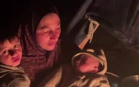 Pengungsi Gaza di Rafah Tinggal di Kemah yang Dingin Minus Penerangan