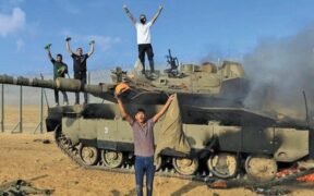 Tanggapi Sifat Keras Kepala Israel, Perlawanan Palestina Tegaskan Takkan Mundur dari Syarat-syaratnya POROS PERLAWANAN-Pertemuan di Paris baru-baru ini mengajukan proposa; kesepakatan terkait gencatan senjata dan pertukaran tawanan di Gaza. Namun proposal ini terkendala oleh sikap keras kepala Israel dan tuntutan-tuntutan berlebihannya. Diberitakan Tasnim, dalam kondisi ini sebuah sumber di Perlawanan Palestina menegaskan, Rezim Pendudukan berusaha mengosongkan proposal Paris dari kontennya dan ingin mendapatkan capaian penting dalam masalah tawanan tanpa harus menanggung konsekuensi apa pun. Dalam wawancara dengan al-Mayadeen, sumber tersebut menyatakan, kendati Perlawanan sangat ingin menyukseskan upaya para mediator, namun mereka tidak akan mundur sama sekali dari syarat-syarat yang diajukan. Perlawanan juga tidak akan memberi kesempatan kepada Israel untuk mencapai tujuan politis setelah menelan kekalahan di lapangan. Sehubungan dengan pertempuran di lapangan antara para pejuang dengan Militer Israel, sumber itu berkata bahwa kerugian yang diderita Rezim Zionis di Khan Yunis jau lebih besar dari yang dipublikasikan. “Pasukan-pasukan elite IDF, yang sangat diandalkan Israel, mengalami kesulitan dalam hal logistik dan operasional,” kata sumber tersebut. Beberapa hari lalu, sebuah sumber di Hamas juga menyatakan, PM Israel Benyamin Netanyahu tengah melakukan manuver media untuk menghadapi tekanan dari publik Israel, keluarga para tawanan, dan masyarakat internasional yang mendesak agar agresi diakhiri. Menurut sumber itu, Netanyahu tidak bersungguh-sungguh untuk mencapai sebuah kesepakatan komprehensif. “Tak satu pun kesepakatan bernilai selama tidak bisa mewujudkan keamanan, perlindungan, dan bantuan kontinu untuk warga Gaza, rekonstruksi Gaza, dan terpenuhinya sebuah kehidupan bermartabat bagi rakyat kami. Berlanjutnya agresi dan blokade terhadap Gaza sama sekali tidak bisa diterima. Rezim Zionis harus sadar, ketika mereka sudah kalah di medan tempur, mereka juga tidak akan menang dalam manuver media, diplomatik, atau perundingan,” tegasnya.