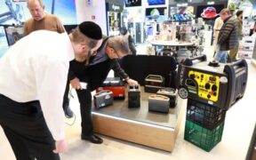 Dirundung Takut akan Serangan Hizbullah, Warga Zionis Berebut Beli Generator