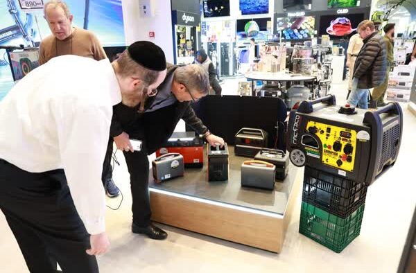 Dirundung Takut akan Serangan Hizbullah, Warga Zionis Berebut Beli Generator