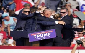 Perilaku Mencurigakan Seorang Wanita Perkuat Dugaan Rekayasa Penembakan Trump
