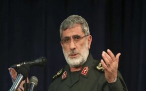 Baghdad Today: Kemunculan Qaani Mungkin Tanda Hashim Shafiudin Masih Hidup POROS PERLAWANAN-Seorang petinggi Koridor Koordinasi Faksi-faksi Syiah Irak, Isham Shakir menyatakan, strategi Iran terkait nasib Komandan Korps Quds IRGC, Esmail Qaani adalah salah satu prinsip “pengecohan strategis musuh dalam perang.” Diberitakan Mehr, Shakir dalam wawancara dengan Baghdad Today menilai, kemunculan penuh arti Qaani di televisi, setelah beredarnya spekulasi dan propaganda liar media musuh, adalah pukulan telak Iran terhadap musuh-musuhnya. Ia menyinggung gelombang baru operasi Hizbullah dan faksi-faksi Perlawanan lain di kedalaman Tanah Pendudukan. Menurut Shakir, kemunculan Qaani di depan khalayak bisa saja merealisasikan dampak-dampak signifikan atas Israel pada hari-hari mendatang. Ia menegaskan, Rezim Zionis telah terlibat dalam perang yang konsekuensi mahalnya harus ditanggung Tel Aviv dan akan mengubah wajah Kawasan dalam waktu dekat. Pakar militer Irak, Ahmad Barsim dalam analisisnya membahas hubungan dekat Qaani dengan Pemimpin Iran, Ayatullah Ali Khamenei, terutama dalam situasi panas Kawasan saat ini. Ia mengatakan,”’Hilangnya’ Qaani setelah teror terhadap Sayyid Nasrallah dan spekulasi dari media-media Zionis tentang kehadirannya di Beirut sebelum penargetan lokasi potensial Sayyid Hashim Shafiudin, bisa jadi adalah sebuah kenyataan. Ini menunjukkan karakteristik Qaani yang berani mengambil risiko di medan perang. Ini adalah karakteristik istimewa suksesor Syahid Qassem Soleimani.” “Tidak ada bukti kehadiran Qaani di Beirut di tengah massifnya propaganda musuh terhadap dirinya. Namun proses pulihnya Perlawanan Lebanon pascasyahadah Sayyid Nasrallah, yang dibarengi meningkatnya serangan ke jantung musuh, menunjukkan adanya faktor kuat yang sukses merekonstruksi struktur militer-operasional Hizbullah,” kata Barsim kepada Baghdad Today. Ia berpendapat, bukan mustahil bahwa Qaani beserta tim Korpos Quds pergi ke Lebanon untuk menata ulang kekuatan militer Hizbullah usai gugurnya Sayyid Nasrallah. Barsim bahkan menyatakan, kemunculan Qaani di depan publik bisa saja memberikan kabar gembira bahwa Sayyid Shafiudin masih hidup. Dia juga bisa saja muncul kapan saja untuk mengejutkan kawasna dan lawan. Namun bagaimanapun, imbuhnya, pada akhirnya Hizbullah yang akan mengakhiri propaganda dan spekulasi musuh tentang Sayyid Shafiudin.