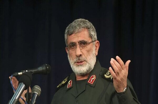 Baghdad Today: Kemunculan Qaani Mungkin Tanda Hashim Shafiudin Masih Hidup POROS PERLAWANAN-Seorang petinggi Koridor Koordinasi Faksi-faksi Syiah Irak, Isham Shakir menyatakan, strategi Iran terkait nasib Komandan Korps Quds IRGC, Esmail Qaani adalah salah satu prinsip “pengecohan strategis musuh dalam perang.” Diberitakan Mehr, Shakir dalam wawancara dengan Baghdad Today menilai, kemunculan penuh arti Qaani di televisi, setelah beredarnya spekulasi dan propaganda liar media musuh, adalah pukulan telak Iran terhadap musuh-musuhnya. Ia menyinggung gelombang baru operasi Hizbullah dan faksi-faksi Perlawanan lain di kedalaman Tanah Pendudukan. Menurut Shakir, kemunculan Qaani di depan khalayak bisa saja merealisasikan dampak-dampak signifikan atas Israel pada hari-hari mendatang. Ia menegaskan, Rezim Zionis telah terlibat dalam perang yang konsekuensi mahalnya harus ditanggung Tel Aviv dan akan mengubah wajah Kawasan dalam waktu dekat. Pakar militer Irak, Ahmad Barsim dalam analisisnya membahas hubungan dekat Qaani dengan Pemimpin Iran, Ayatullah Ali Khamenei, terutama dalam situasi panas Kawasan saat ini. Ia mengatakan,”’Hilangnya’ Qaani setelah teror terhadap Sayyid Nasrallah dan spekulasi dari media-media Zionis tentang kehadirannya di Beirut sebelum penargetan lokasi potensial Sayyid Hashim Shafiudin, bisa jadi adalah sebuah kenyataan. Ini menunjukkan karakteristik Qaani yang berani mengambil risiko di medan perang. Ini adalah karakteristik istimewa suksesor Syahid Qassem Soleimani.” “Tidak ada bukti kehadiran Qaani di Beirut di tengah massifnya propaganda musuh terhadap dirinya. Namun proses pulihnya Perlawanan Lebanon pascasyahadah Sayyid Nasrallah, yang dibarengi meningkatnya serangan ke jantung musuh, menunjukkan adanya faktor kuat yang sukses merekonstruksi struktur militer-operasional Hizbullah,” kata Barsim kepada Baghdad Today. Ia berpendapat, bukan mustahil bahwa Qaani beserta tim Korpos Quds pergi ke Lebanon untuk menata ulang kekuatan militer Hizbullah usai gugurnya Sayyid Nasrallah. Barsim bahkan menyatakan, kemunculan Qaani di depan publik bisa saja memberikan kabar gembira bahwa Sayyid Shafiudin masih hidup. Dia juga bisa saja muncul kapan saja untuk mengejutkan kawasna dan lawan. Namun bagaimanapun, imbuhnya, pada akhirnya Hizbullah yang akan mengakhiri propaganda dan spekulasi musuh tentang Sayyid Shafiudin.