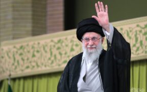 Ayatullah Khamenei Tekankan Urgensi Kesinambungan Perlawanan Bangsa Iran yang Sukses Lemahkan Amerika dan Arogansi Global